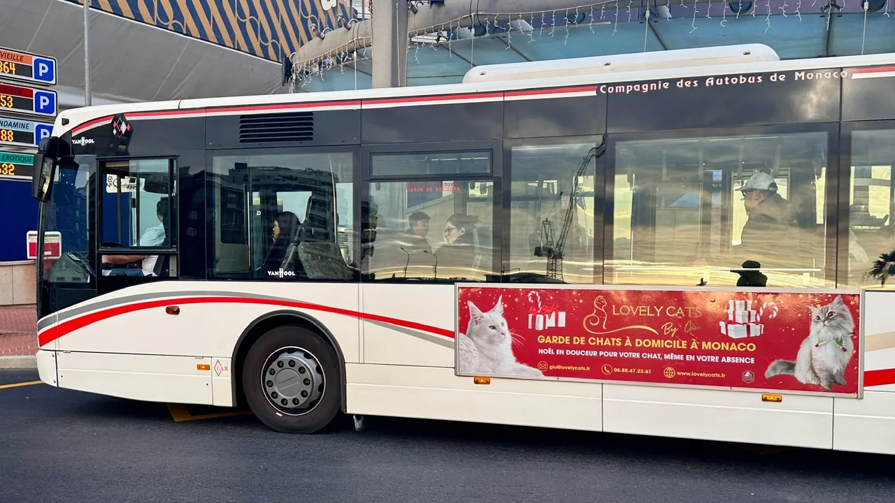 Publicité LovelyCats sur un autobus de Monaco · Fêtes de fin d'année